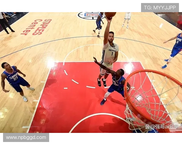 夏普爆发力压群雄勇士鏖战开拓者上演季前赛精彩对决 夏普爆发力压群雄勇士鏖战开拓者上演季前赛精彩对决